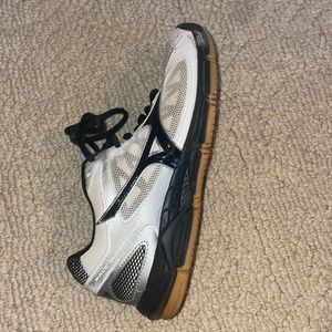 Mizuno volleyball shoes, worn size 6.5